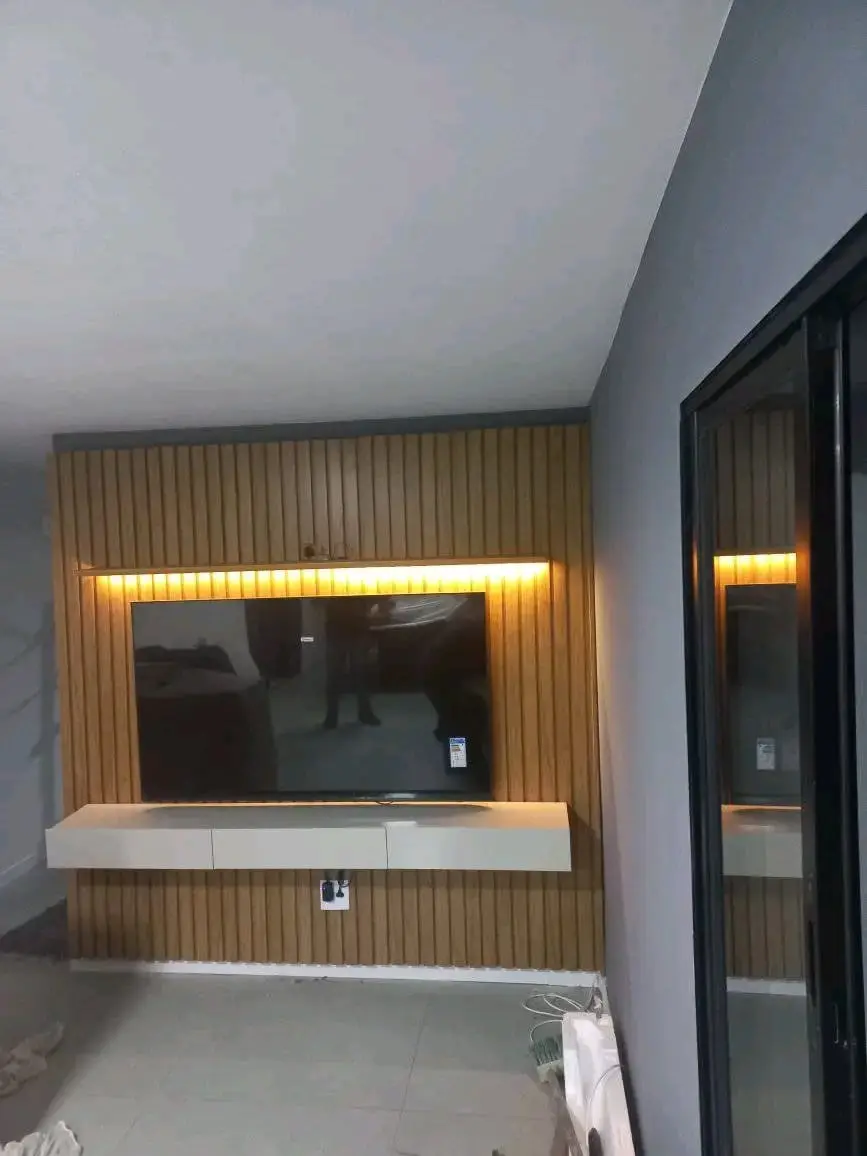 Painel de TV ripado com iluminação montado por Sidney